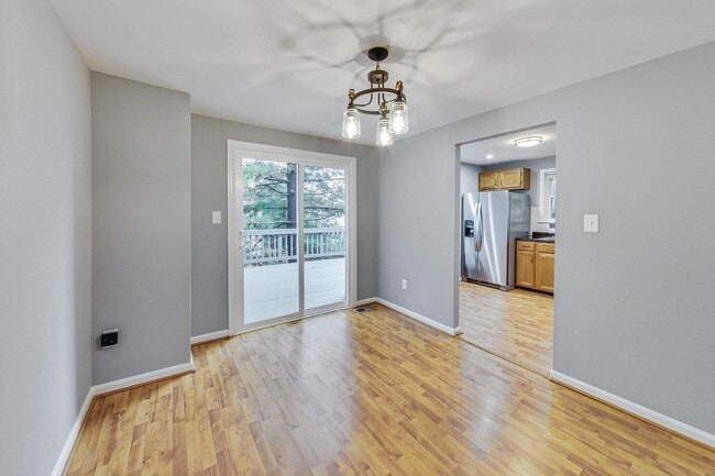 Building Photo - Beautifully maintained end unit Townhouse located in Stonebridge subdivision!