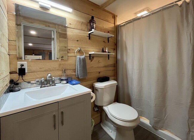 Building Photo - Crestmont Avenue Townhome with Sublevel Su...