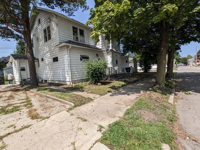 Building Photo - 501 W Adams St