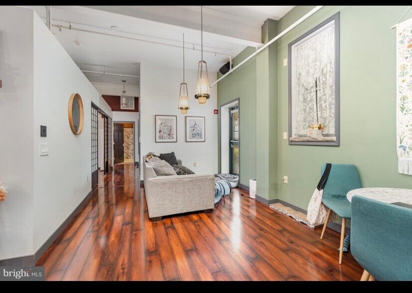 Building Photo - 18 E Sunbury St