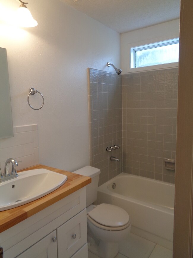 Building Photo - Remodeled 3BR/2BA home in great central lo...