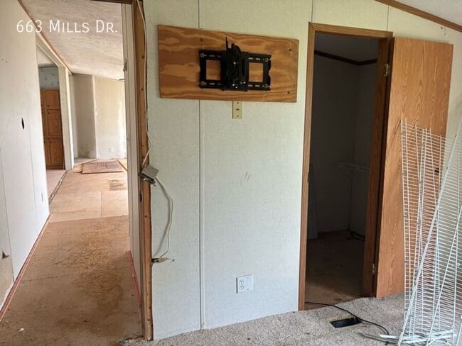 Building Photo - 663 W Mills Dr