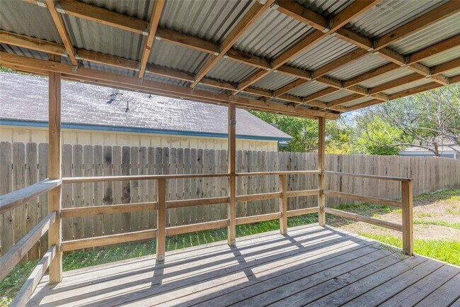 Building Photo - 909 Kavanagh Dr