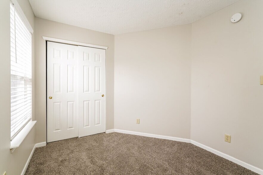 Building Photo - 4487 Connaught Dr E