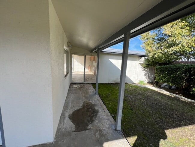 Building Photo - HOUSE