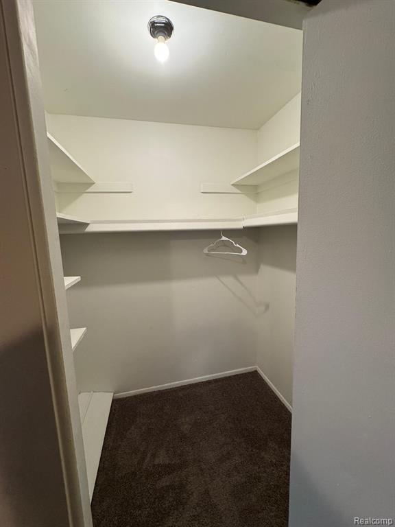 Building Photo - 587 E Fox Hills Dr