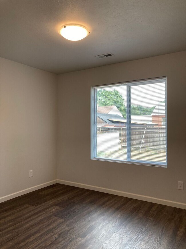 Building Photo - MP132 - 14418-14420 E Heroy