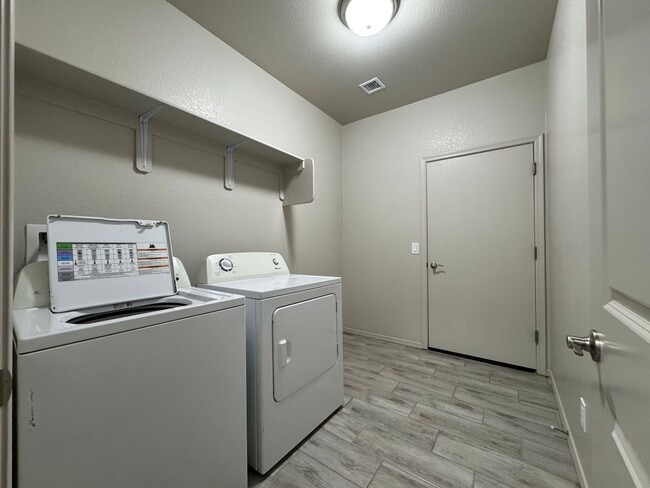 Building Photo - 4BR/2.5BA/2CG, 2057 sq.ft. rental with DOG RUN in Sierra Vista, AZ