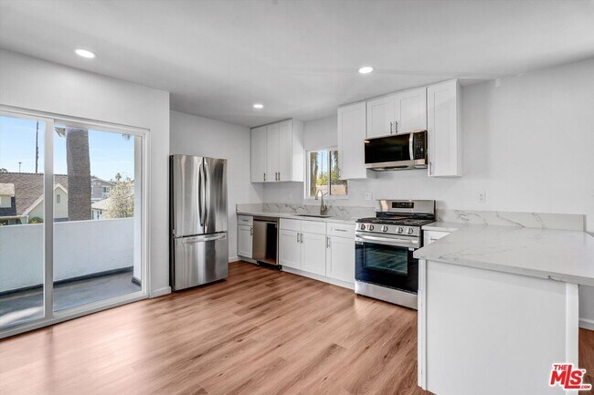Building Photo - 3670 Greenfield Ave