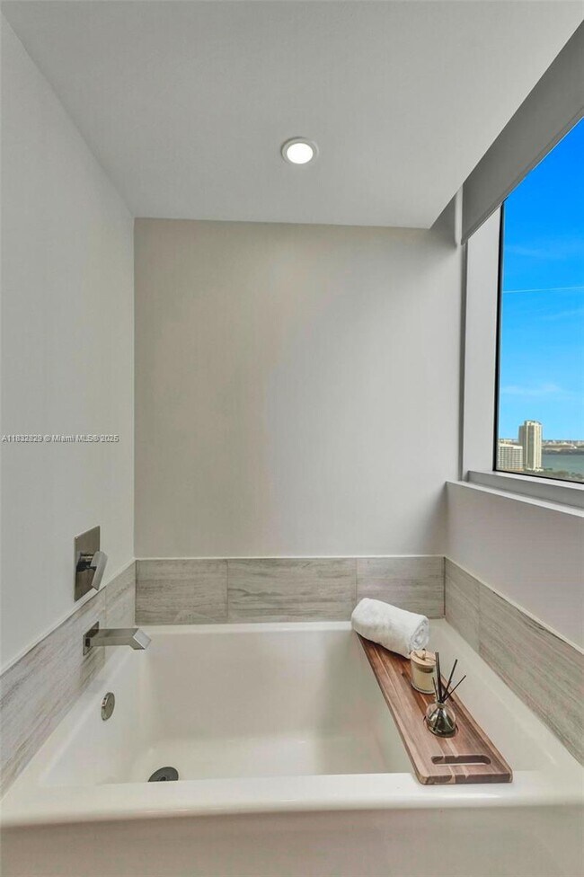 Building Photo - 1300 Brickell Bay Dr