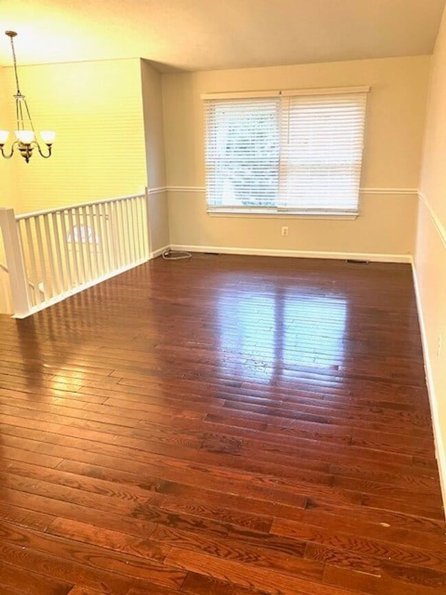 Building Photo - SPACIOUS HOME ON LARGE LOT - 4 BEDS 2.5 BATHS