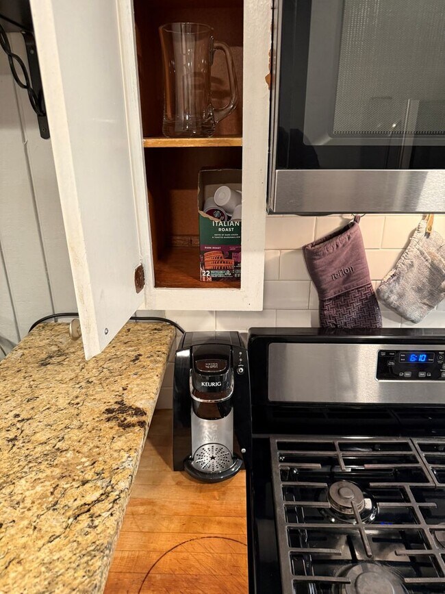 Building Photo - 1515 1/2 S Carson Ave