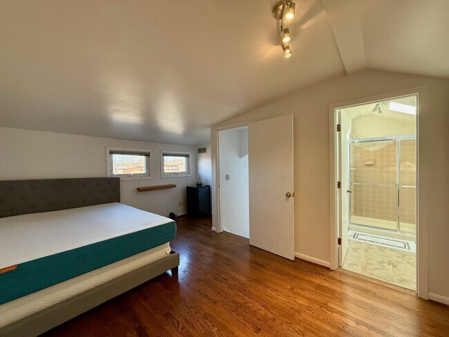 Building Photo - 28 Servan Ct