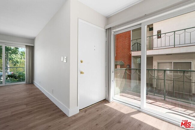 Building Photo - 1031 N Laurel Ave