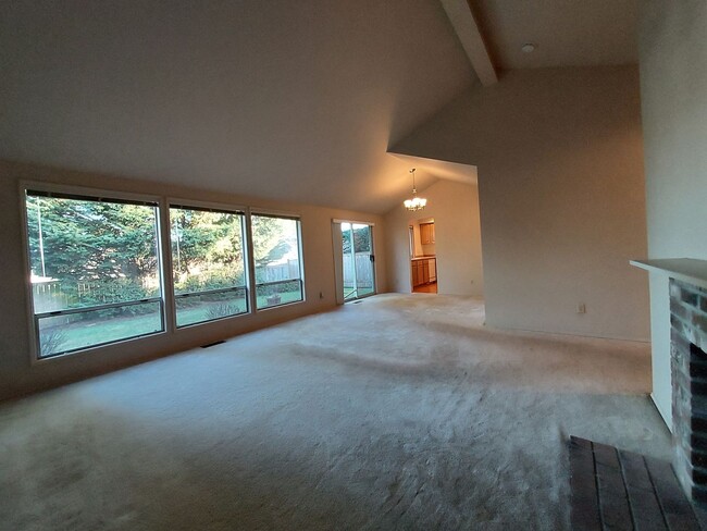 Building Photo - Federal Way Rambler featuring vaulted ceil...