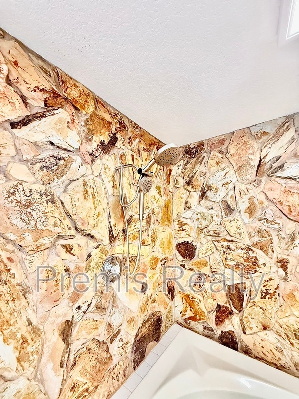 Building Photo - 957 Weathersfield Dr