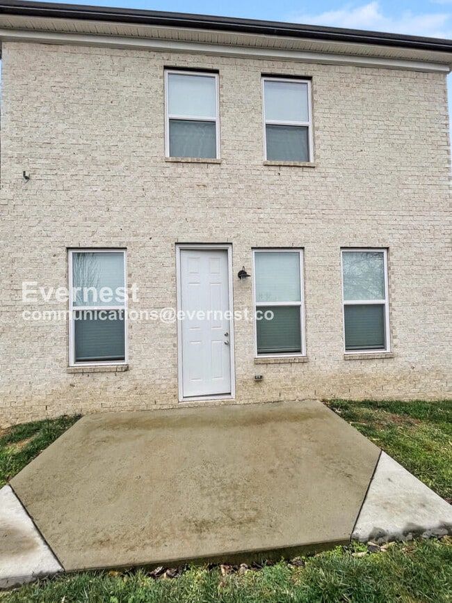 Building Photo - 3 Bed, 2.5 Bath Home with Fenced Yard & Garage / Available Now!