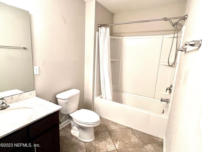 Building Photo - Large 4 bedroom home