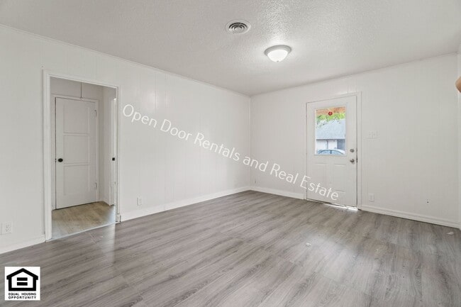 Building Photo - $200 off first months rent* 2 Bedroom home...