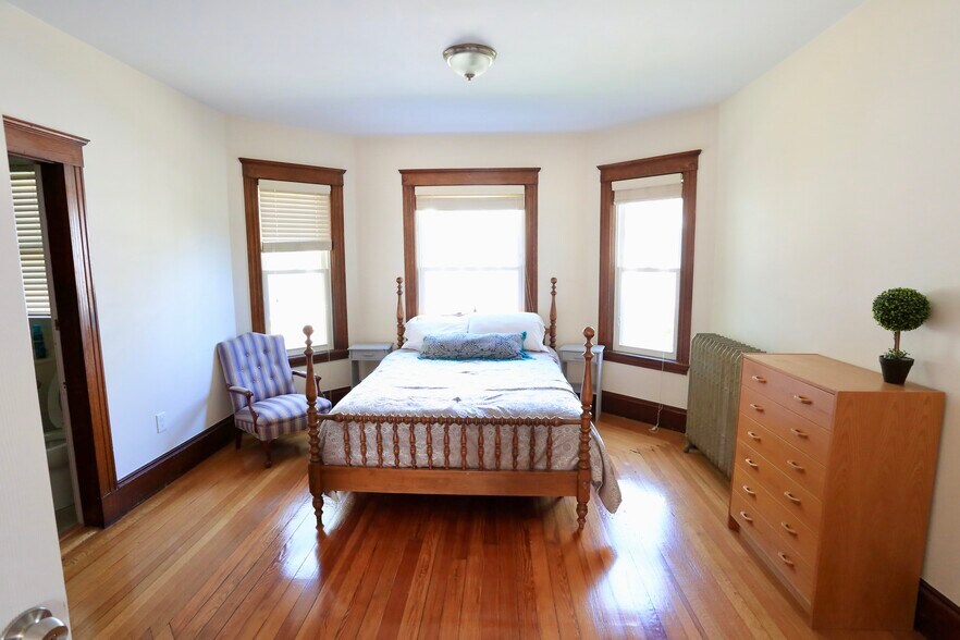 Building Photo - 124 Forest St