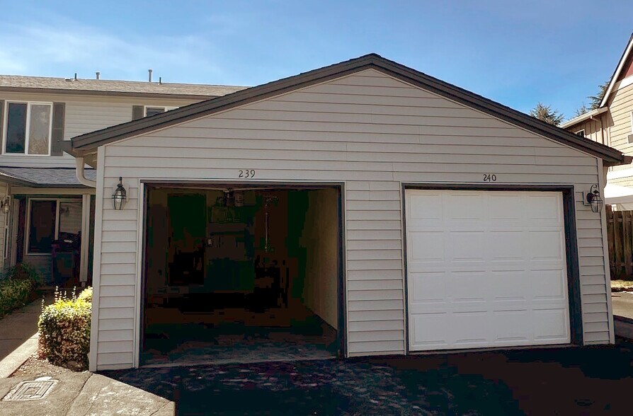 Building Photo - 4000 NE 109th Ave