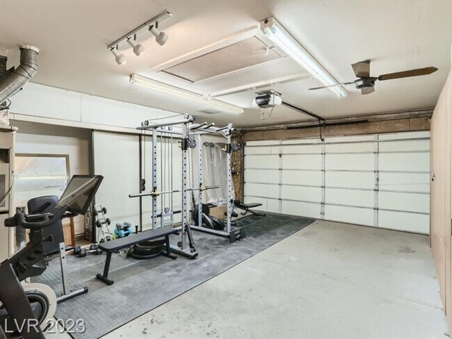 Building Photo - Gorgeous, spacious 1 story fully furnished...