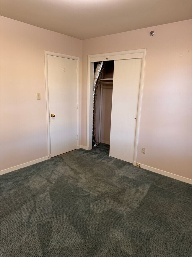 Building Photo - 5 Bedroom || 3 Bathroom Home with All Util...