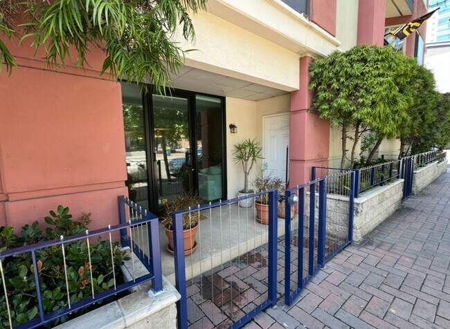 Building Photo - Beautiful 2 Bd 2 BA Condo Prime Marina Dis...