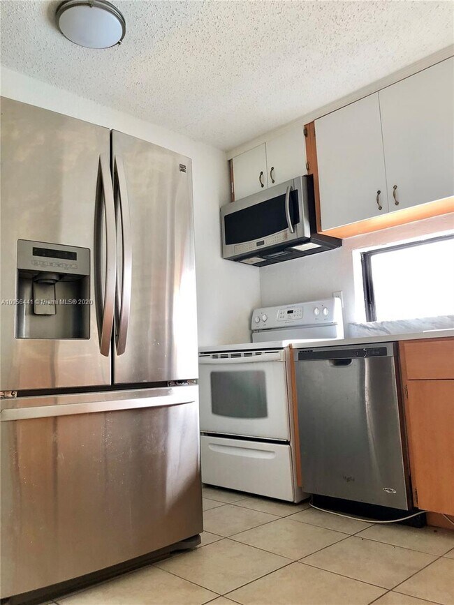 Building Photo - 1 bedroom in Sunny Isles Beach FL 33160