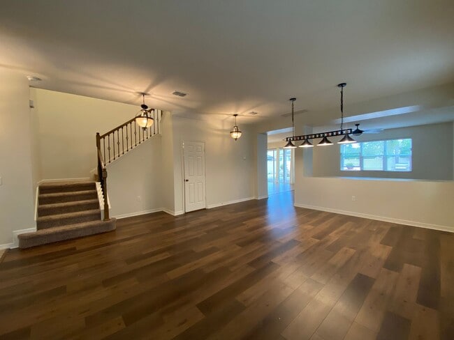 Building Photo - Stunning 5 Bedroom Pool Home in Orchard Hi...