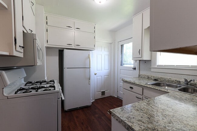 Building Photo - Large 1 Bedroom with fenced yard and garage
