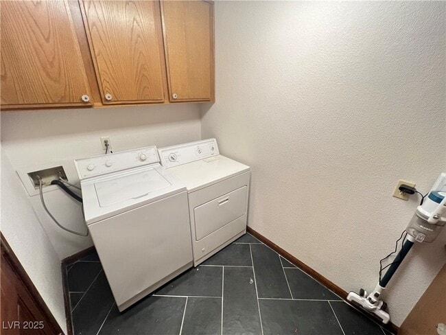 Building Photo - 5242 Dickens Dr