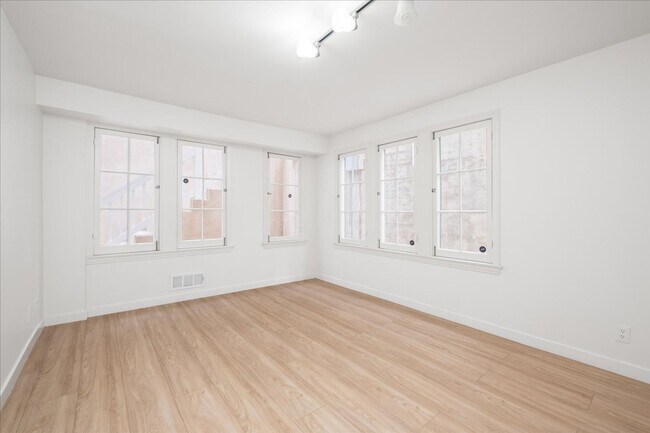 Building Photo - Emmet Terrace Triplex