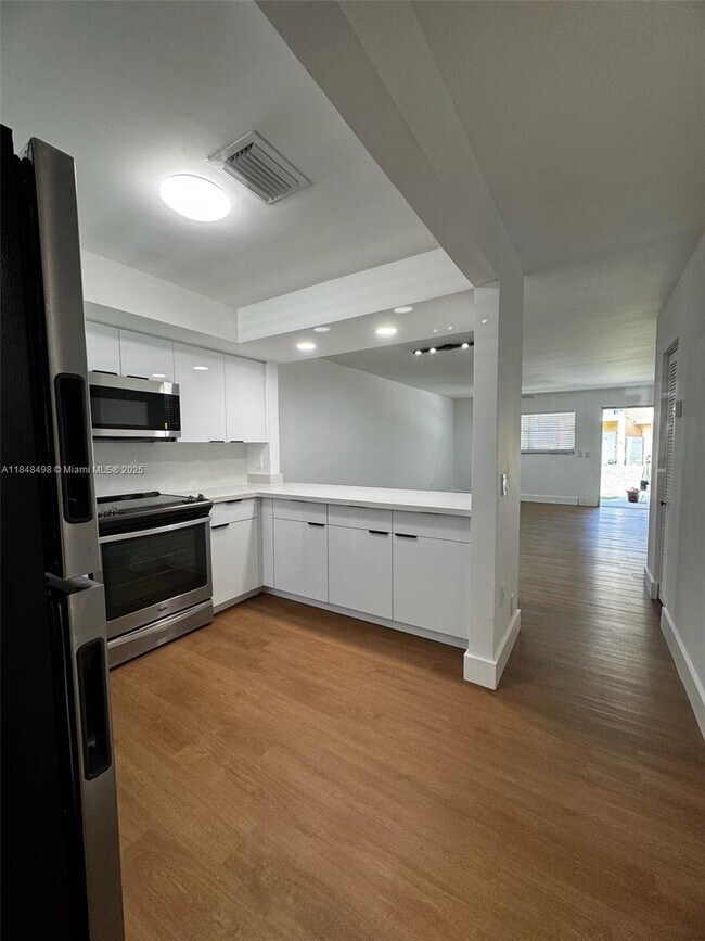 Building Photo - 1460 SW 24th Ct