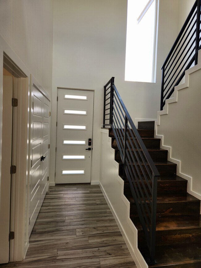 Building Photo - 702 W Seminole Ave