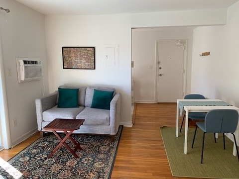 Building Photo - 1390 Bryant St NE