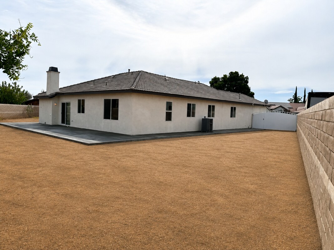 Building Photo - 13900 Nelliebell Dr