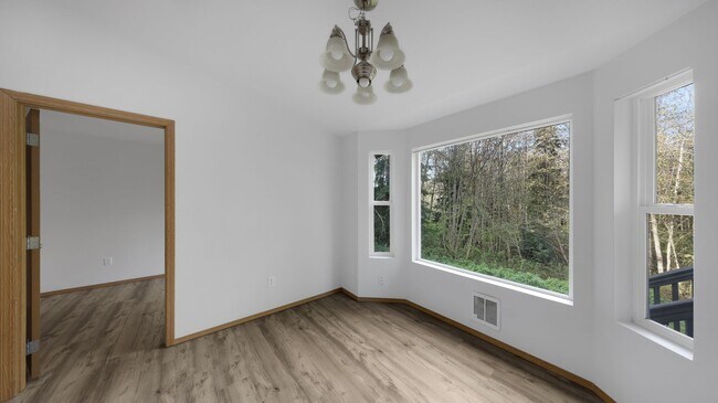 Building Photo - 3 Bed 2 Bath - Large Living Room - Office ...