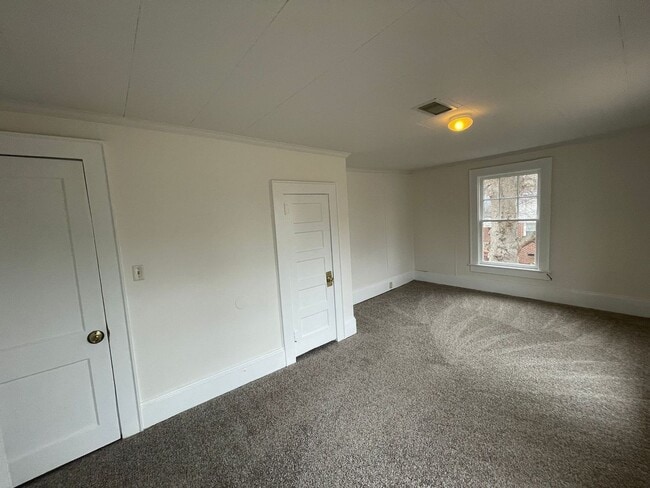 Building Photo - 4 bedroom 2 bathroom house available!   Freshly Painted-New Flooring