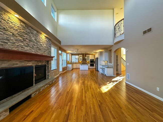 Building Photo - Luxurious Castle Pine living awaits!