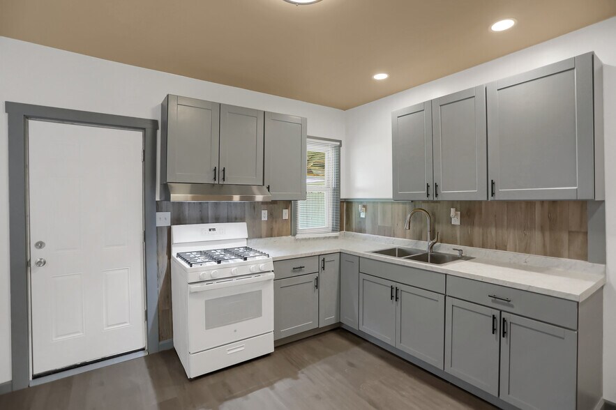 Kitchen - 844 Memorial Ave