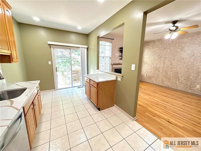 Building Photo - 1905 Dahlia Cir