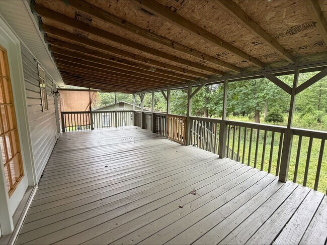Building Photo - 3 Bed/2 Bath Home on large lot