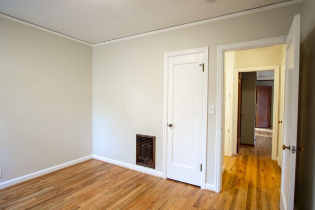Building Photo - Great Vintage 2-Bed Between Hawthorne & Belmont!