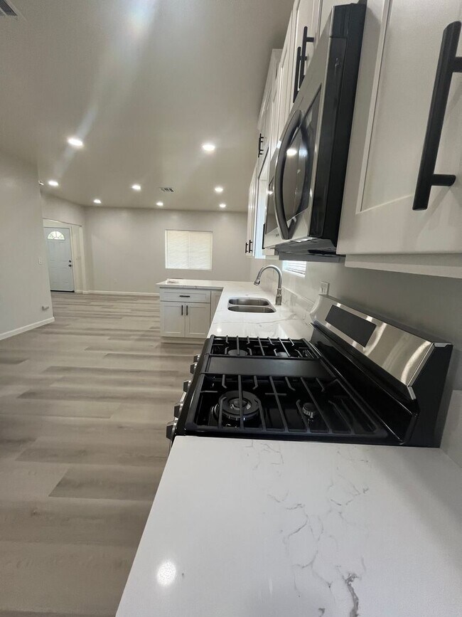 Building Photo - Newly Remodeled Home! MUST SEE!