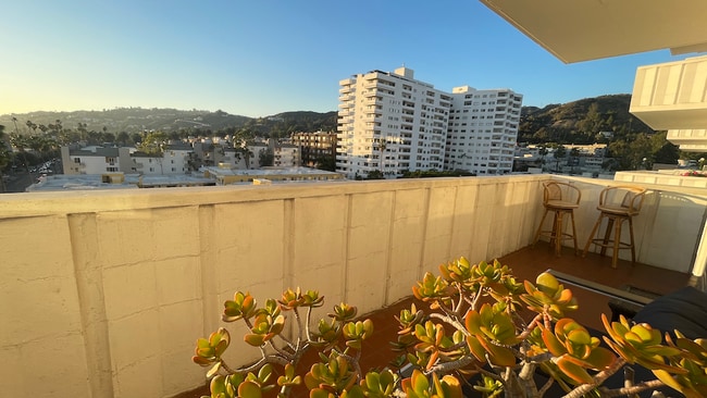 Building Photo - 7135 Hollywood Blvd