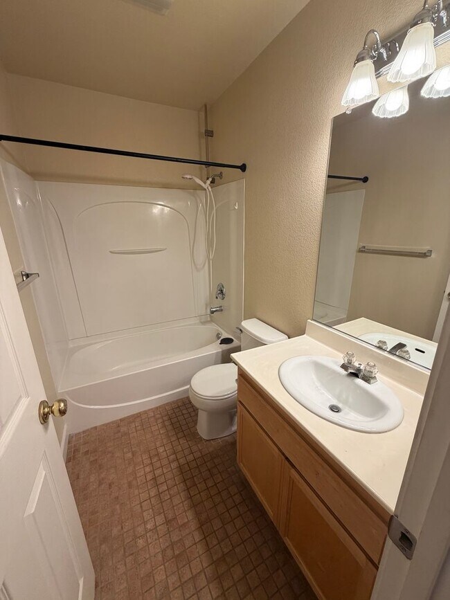 Building Photo - 4 Bedroom | 3.5 Bathroom | Single family home in Downtown Sacramento