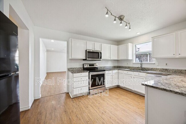 Building Photo - 8109 Dripping Springs Dr