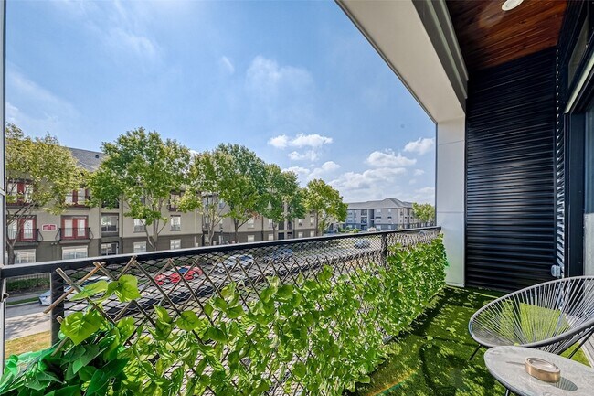 Building Photo - 607 Memorial Heights Dr