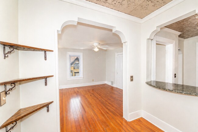 Building Photo - 114 E Johnson St